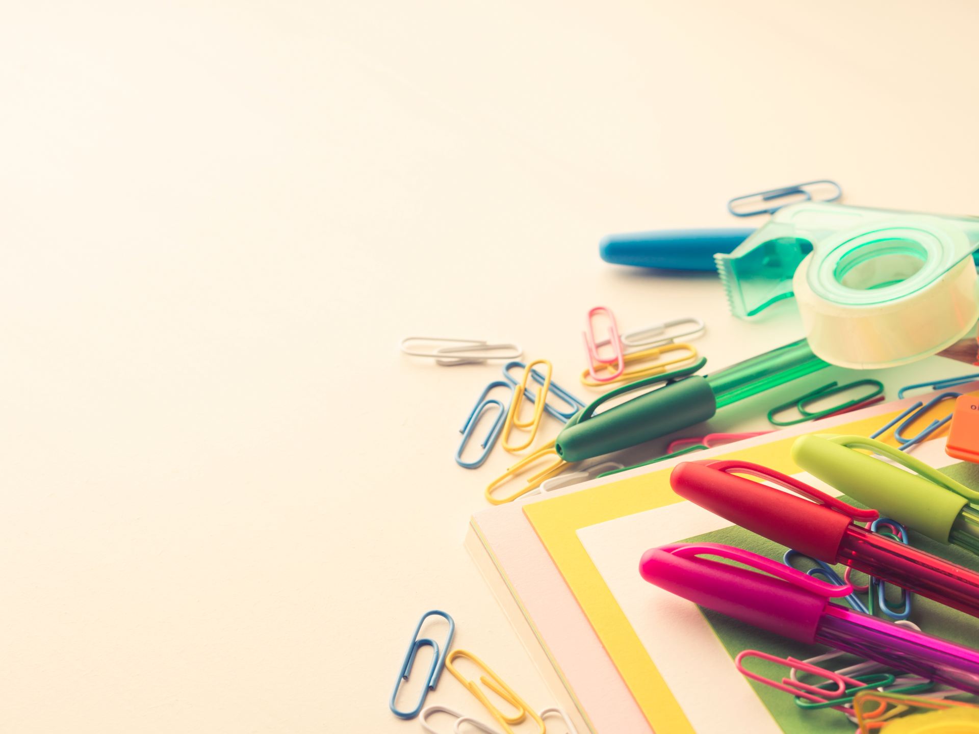 Bolígrafos, clips, bolígrafos y cuadernillos de colores