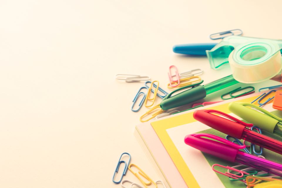Bolígrafos, clips, bolígrafos y cuadernillos de colores